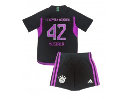 Bayern Munich Jamal Musiala #42 Replika Babytøj Udebanesæt Børn 2023-24 Kortærmet (+ Korte bukser)